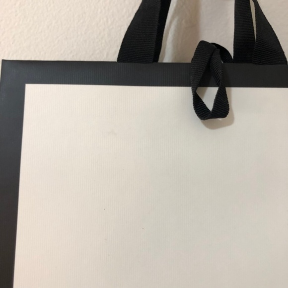 Gucci White‎ and Black Paper Shopping bag with ties and extra Gucci ribbon - Picture 9 of 11